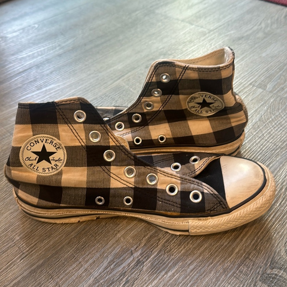 Women’s size 6 Converse (no laces)